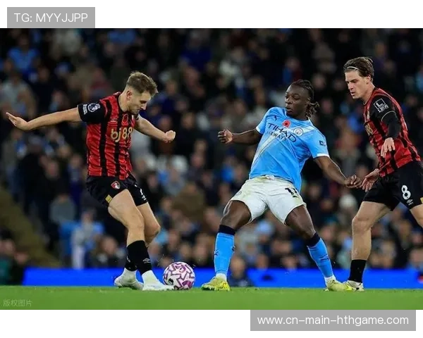 多库连过两人传中，曼城门前差点补射，多库 足球